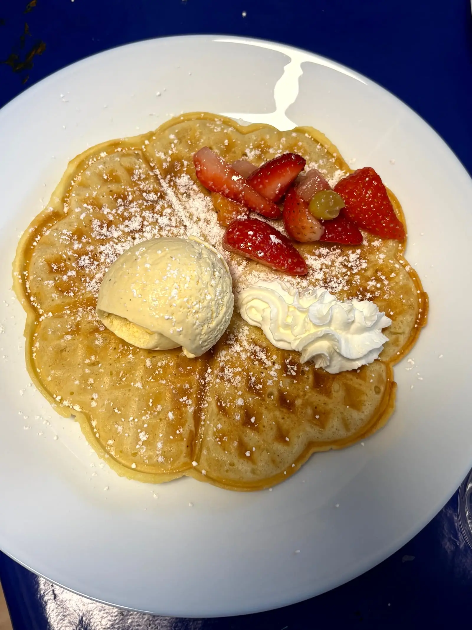 Frisch gebackene Waffel mit Eis und Sahne